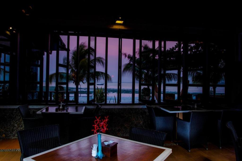 Bahamas Hotel & Resort Tanjung Pandan Dış mekan fotoğraf