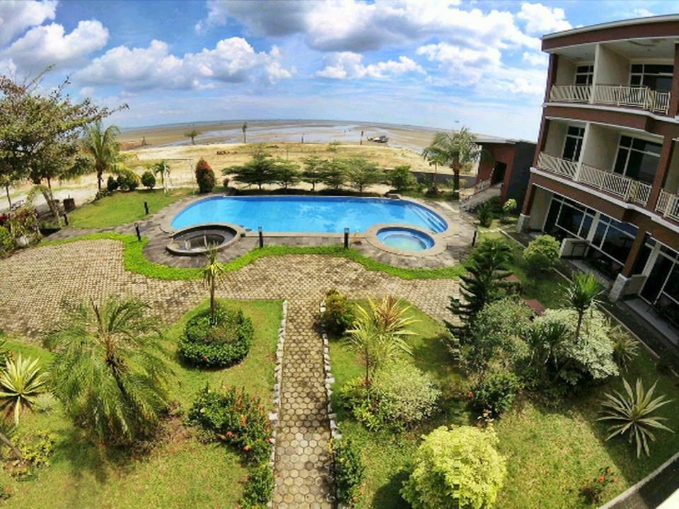 Bahamas Hotel & Resort Tanjung Pandan Dış mekan fotoğraf